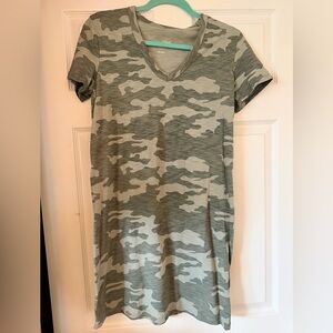 Universal Thread Green Camo V neck T-Shirt Dress - Size Small